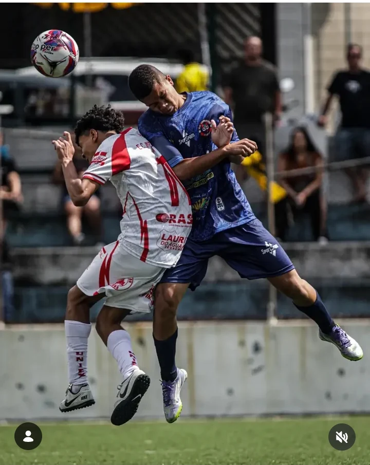 Dois jogadores disputando bola no ar