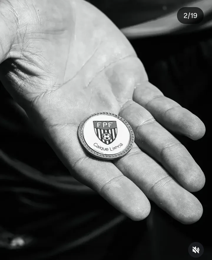 Detalhe de medalha em uma mão