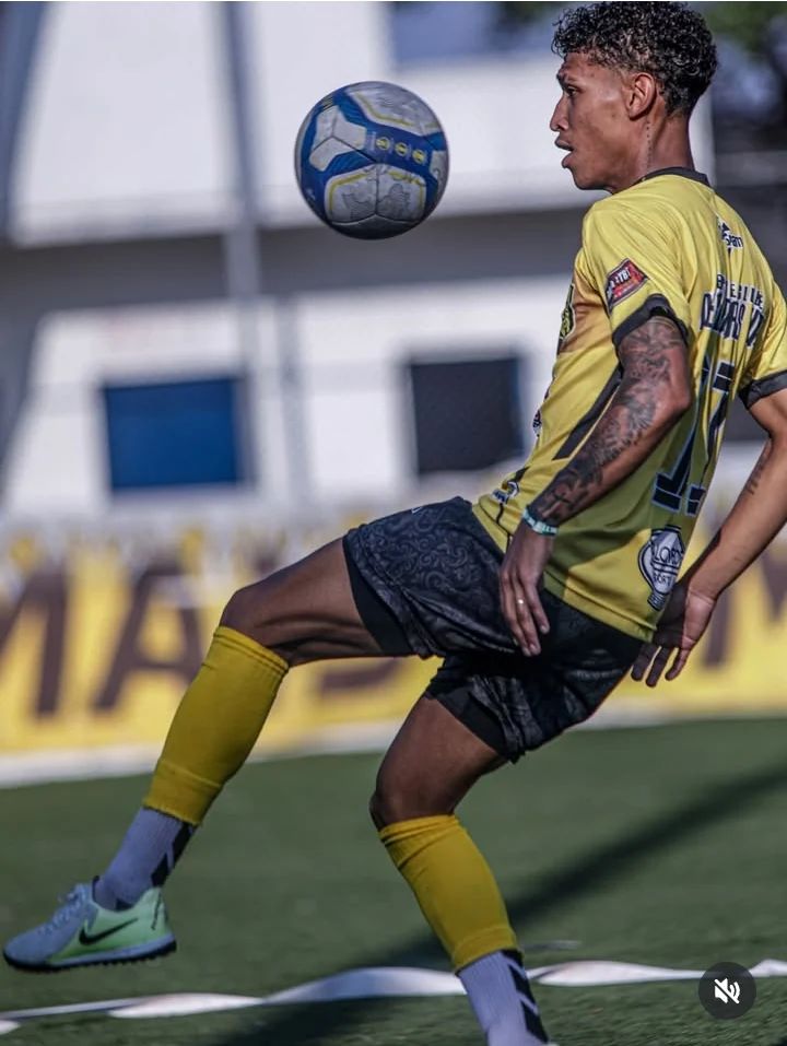 Jogador de futebol dominando bola